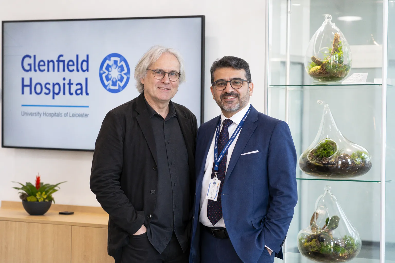 Atmende Lungen aus Glas: Neue Skulptur im Glenfield Hospital eingeweiht