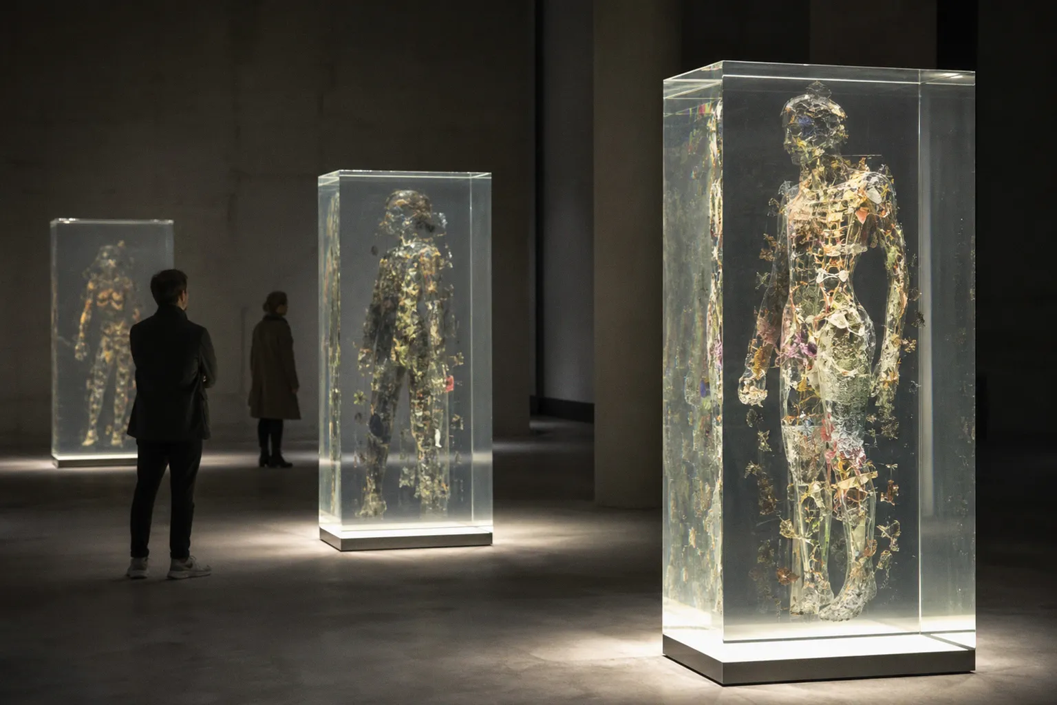 Die Glasskulpturen von Dustin Yellin im Spannungsfeld aus Geschichte und fantastischer Collage