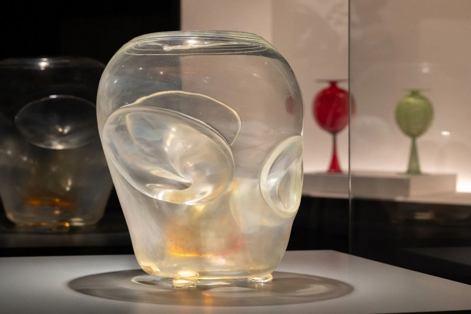 Drei Jahrzehnte Glaskunst: Die große Retrospektive von Glory Art Glass in Sandown