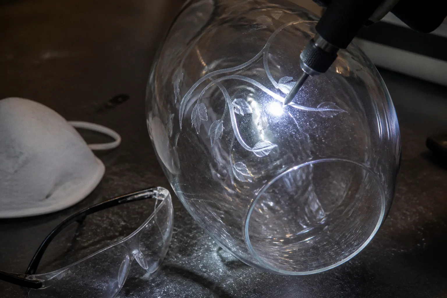 Glasgravur mit dem Dremel: Anleitung in fünf Schritten
