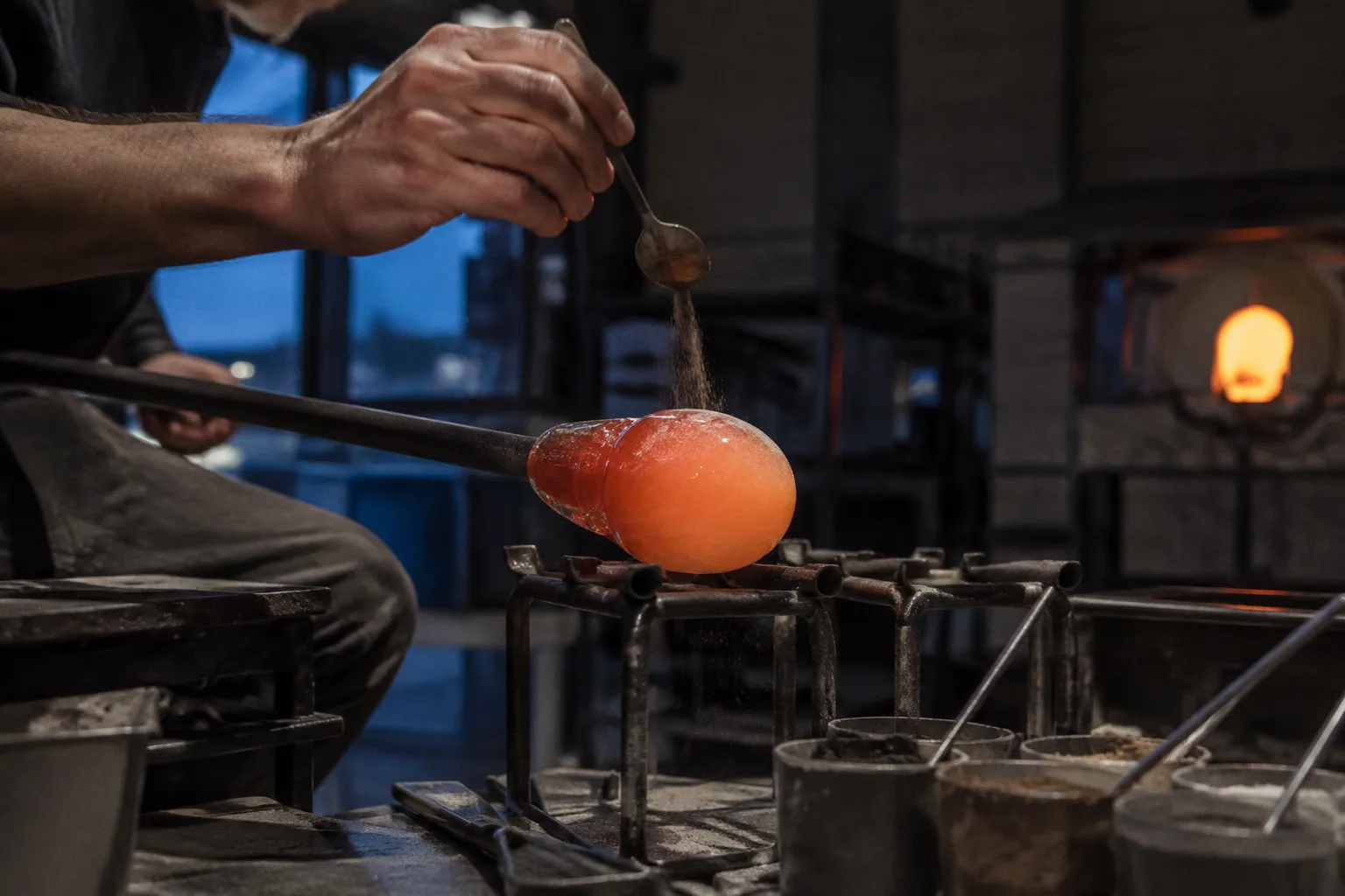 Lüsterglas: Wie der metallische Glanz auf Glas entsteht