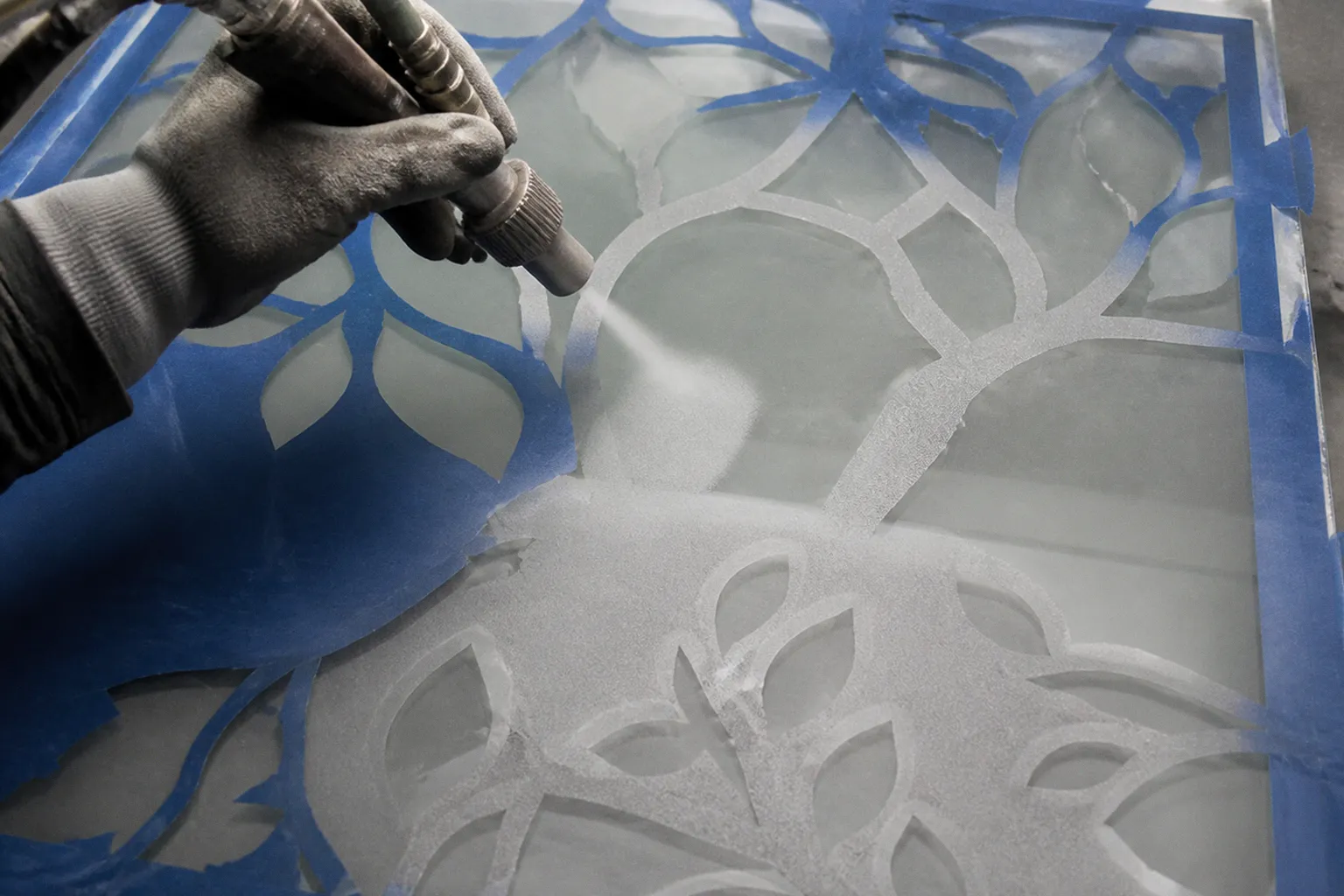 Sandstrahlen auf Glas: In fünf Schritten zum 3D-Effekt