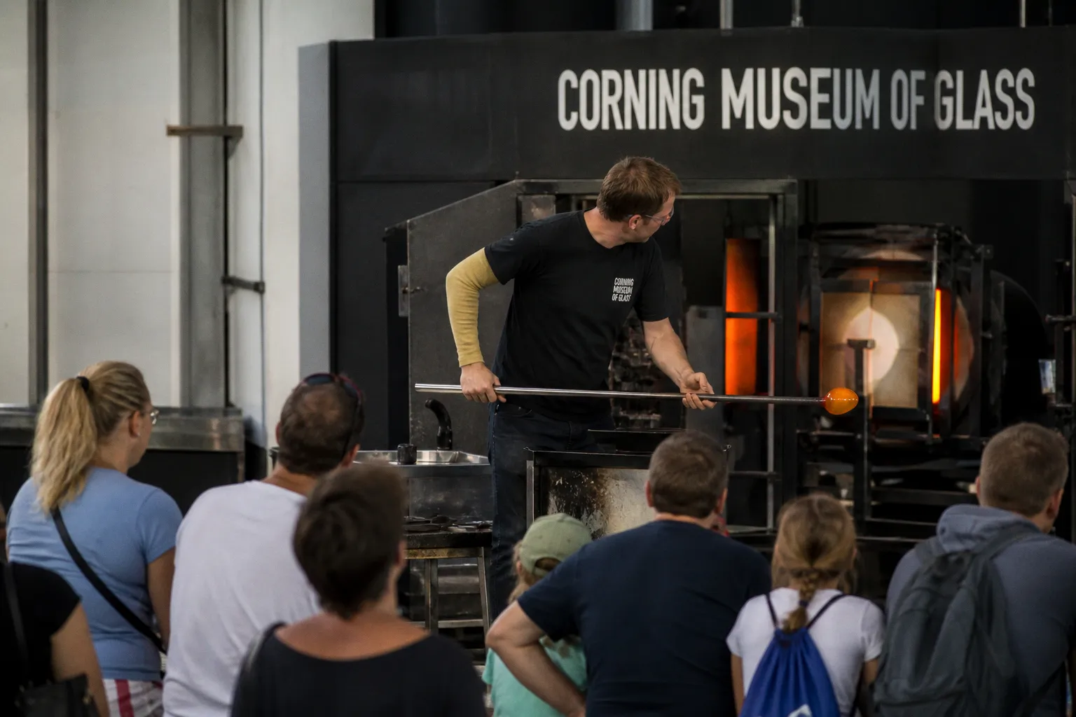 Sommerprogramm im Corning Museum of Glass: Live-Vorführungen und interaktive Einblicke