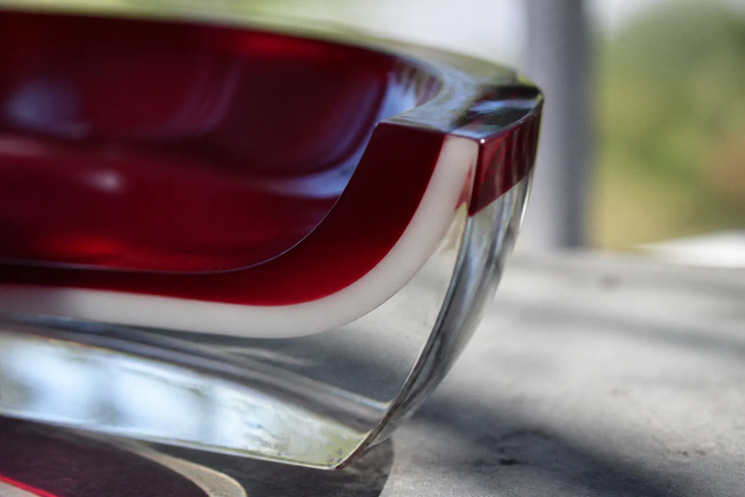 Überfangglas: Die Kunst der farbigen Glasschichten