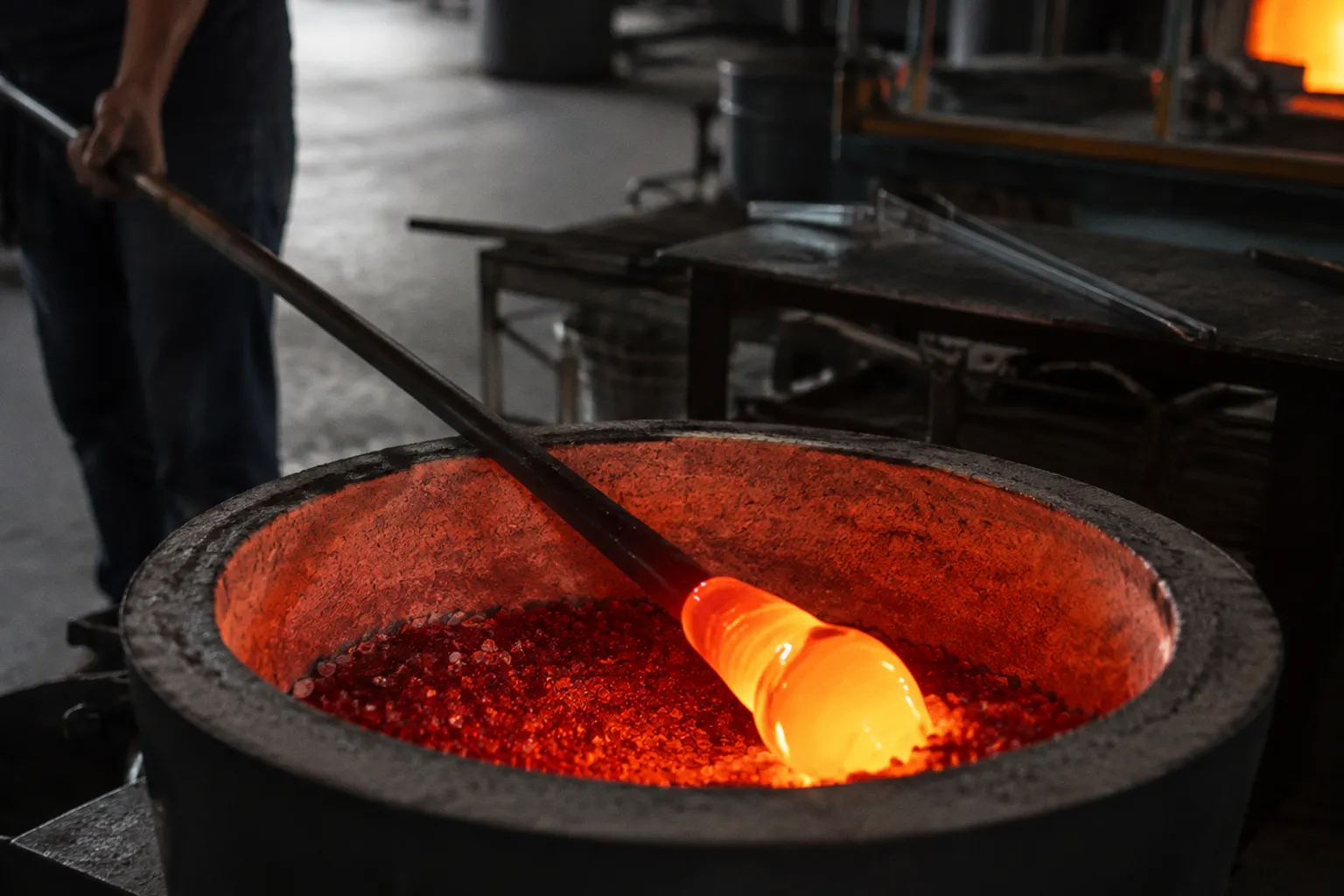 Überfangglas einfach erklärt: So entsteht das Farbglas